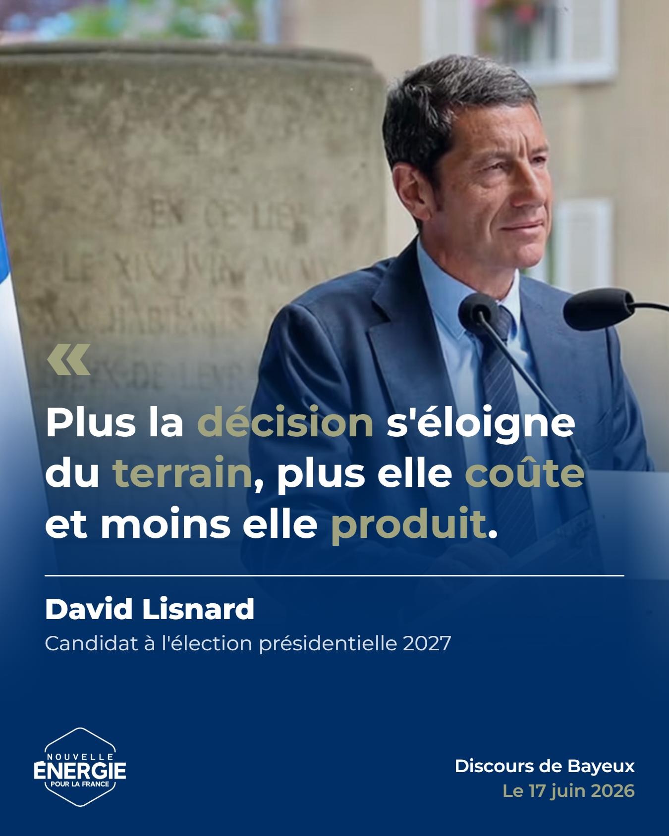Affiche : Plus la décision s'éloigne du terrain, plus elle coûte et moins elle produit.